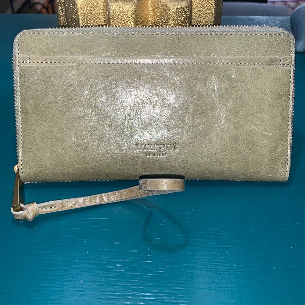Margot leather wallet with wrist loop.